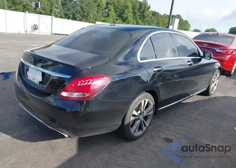 2016 Mercedes-Benz C 300 z USA, uszkodzony, nr VIN 55SWF4JB7GU105306